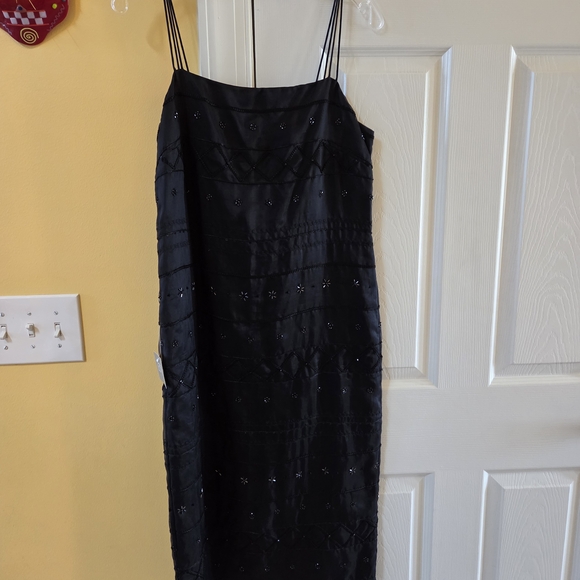 Elegant Black Dress with Delicate Embellishments - Picture 1 of 7